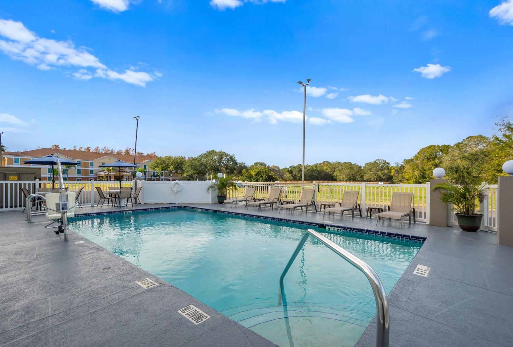Spot X Hotel Tampa - Wesley Chapel By The Red Collection Bagian luar foto